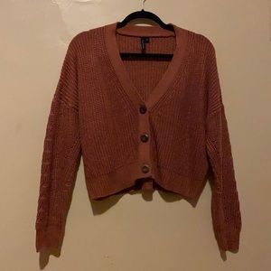 Cropped sweater with wooden buttons